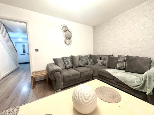 Un lugar para sentarse en Cosy Modern 3-Bed Near Etihad, COOP Arena - AO arena and City Center