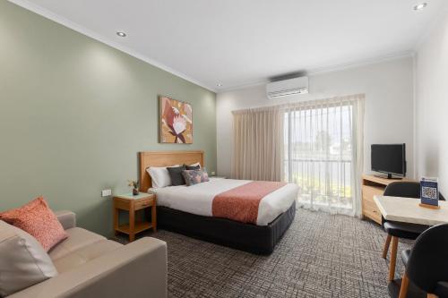 TV at/o entertainment center sa BEST WESTERN Geelong Motor Inn & Serviced Apartments