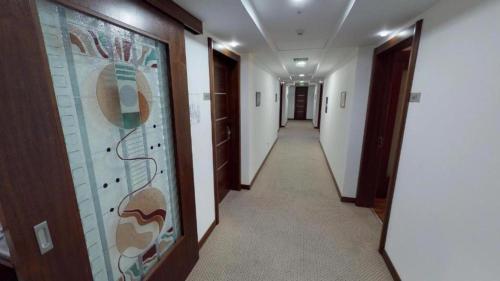 een gang van een gang met deuren en een hallwayngthngthngthngthngthngth bij City5 ROOMS & SUITES by LSA in Skopje