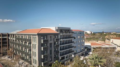 uma vista aérea de um edifício numa cidade em The Chania Hotel em Chania Town