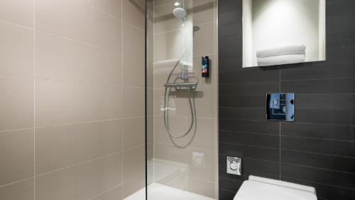 Holiday Inn - the niu, Square Mannheim by IHG tesisinde bir banyo