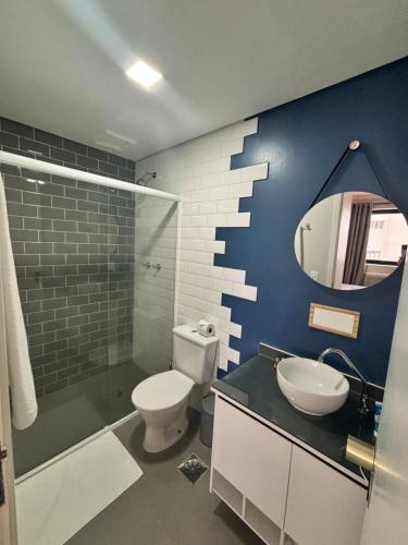 a bathroom with a toilet and a sink and a mirror at Flat Luxuoso Biena Sena Madureira Vila Mariana com garagem 1009 in Sao Paulo