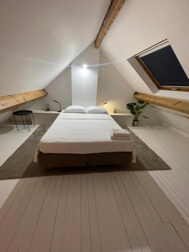 Cama ou camas em um quarto em Attic European Quarter