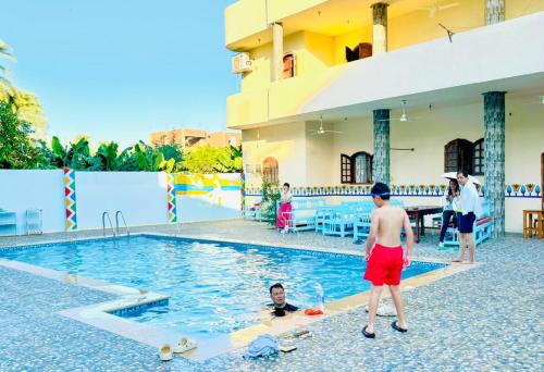 un groupe de personnes dans une piscine dans l'établissement Luxor View Hostel, à Louxor