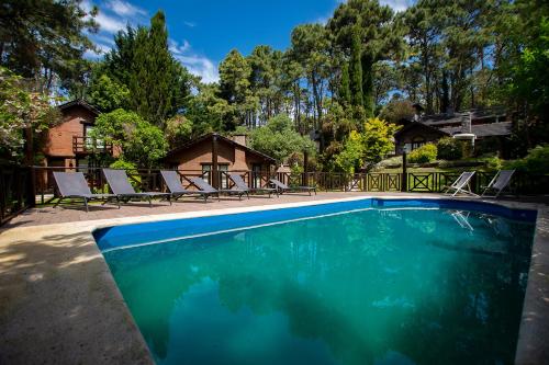 Piscina de la sau aproape de Leyendas Cabañas y Aparts del Bosque