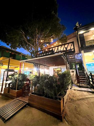 a restaurant with potted plants in front of a building at Pousada Cafe e Mar Jeri in Jericoacoara