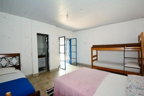 เตียงในห้องที่ Hostel e Camping Jardim da Mata