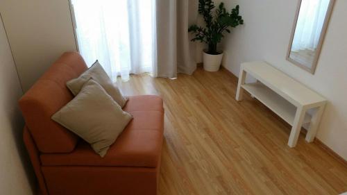 uma sala de estar com um sofá e uma mesa em Apartments Marijo em Baška Voda