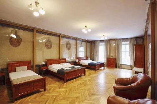 A bed or beds in a room at P&J Apartments Floriańska