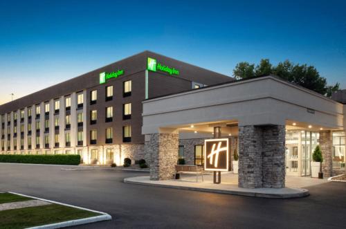 un edificio de hotel con un cartel delante en Holiday Inn Cleveland-Mayfield, an IHG Hotel, en Mayfield