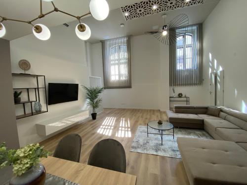 sala de estar con sofá y mesa en Z8 Prémium Apartman, en Kaposvár