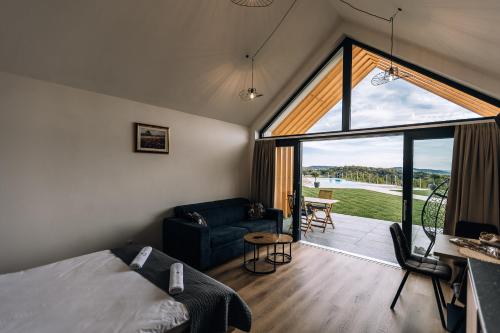 ein Schlafzimmer mit einem Bett und einem großen Fenster in der Unterkunft Wine Resort Mak in Maribor