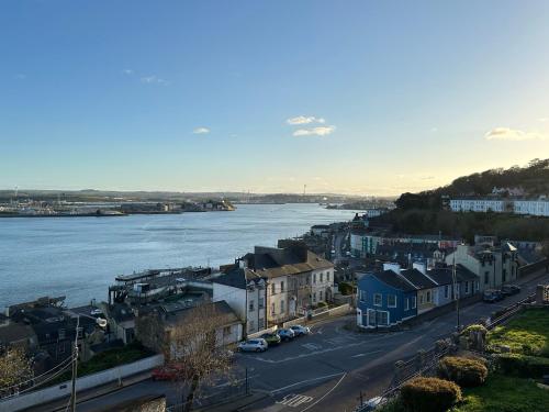 una vista aérea de una ciudad con un río en Westways House, en Cobh