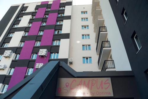 un edificio con pintura rosa y morada. en Campus Inspire Хмельницький, en Khmelʼnytsʼkyy