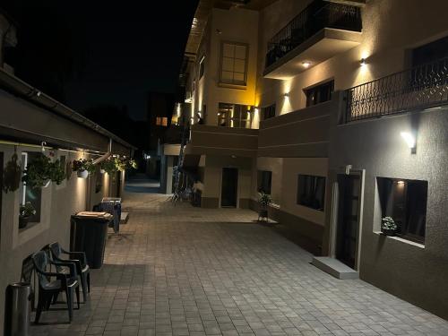 ein leerer Innenhof eines Gebäudes in der Nacht in der Unterkunft Valivillas Studio & Apartaments in Bukarest