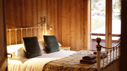 een slaapkamer met een bed met handdoeken erop bij Slemish Apartment in Morzine