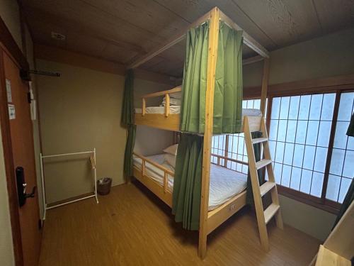 En eller flere senge i et værelse på Gion Kyoto Miyagawacyo Guesthouse HANAKANZASHI