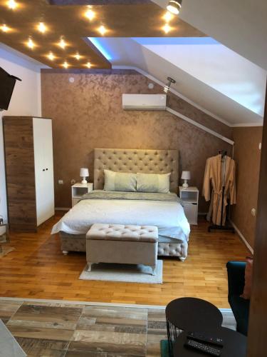 Cama ou camas em um quarto em Delux Apartmani Požarevac