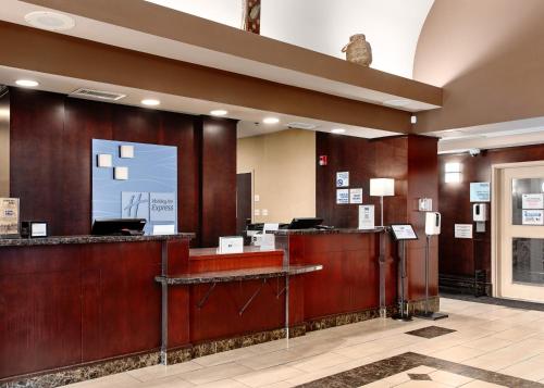 Лобі або стійка реєстрації в Holiday Inn Express Edmonton North, an IHG Hotel