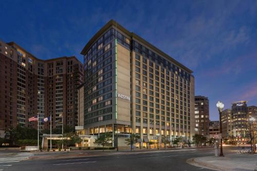 um edifício alto numa cidade à noite em The Westin Arlington em Arlington