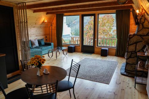 ein Wohnzimmer mit einem Tisch und Stühlen in der Unterkunft Hillside Kazbegi in Kazbegi