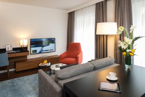 Fraser Suites Geneva - Serviced Apartments tesisinde bir televizyon ve/veya eğlence merkezi