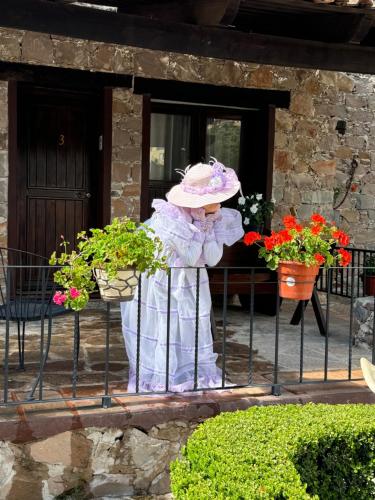 Un jardín fuera de Hostal Medieval Bernal