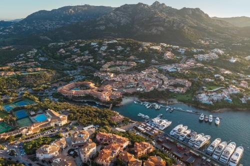 una vista aérea de un puerto con barcos en el agua en Cervo Hotel,Costa Smeralda Resort, en Porto Cervo