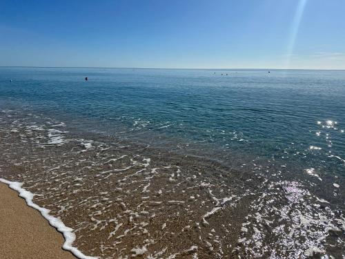 オロゼーイにあるHotel S'Ortale con Parcheggio interno e Ristorante all'apertoの海岸からの海の景色