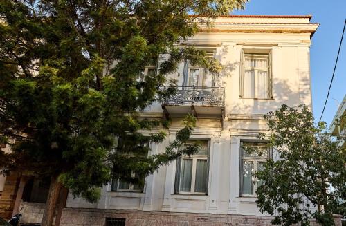 een wit gebouw met een balkon bij 1906 Citygarden in Chios