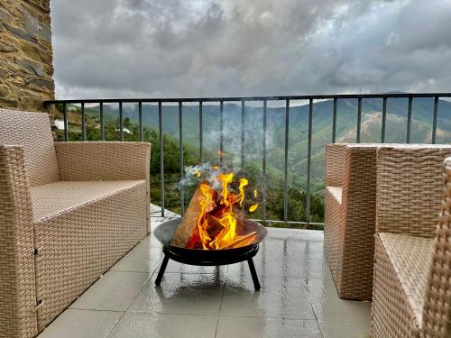 een vuurplaats op een balkon met uitzicht bij Love, made in xisto in Piódão