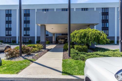 un edificio con una acera frente a un edificio en Allentown Park Hotel, Ascend Hotel Collection, en Allentown