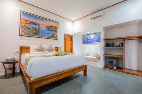 um quarto com uma cama grande e uma lareira em Ocean View Private Villa em Nusa Lembongan