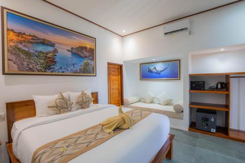 um quarto de hotel com duas camas e uma televisão em Ocean View Private Villa em Nusa Lembongan