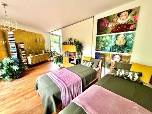 En eller flere senger på et rom på SONNEN Loft Bern - Bed & Breakfast