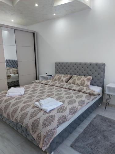 1 dormitorio con 1 cama con 2 toallas en Sweet home, en Šabac