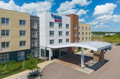 obraz z przodu hotelu w obiekcie Fairfield Inn & Suites by Marriott Moncton w mieście Moncton