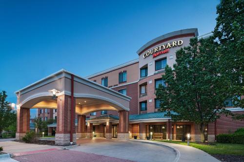 ein Hotel mit einem Gebäude in der Unterkunft Courtyard by Marriott Omaha Aksarben Village in Omaha