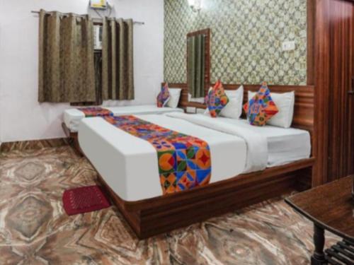 Una cama o camas en una habitación de Kanha ji residence family rooms