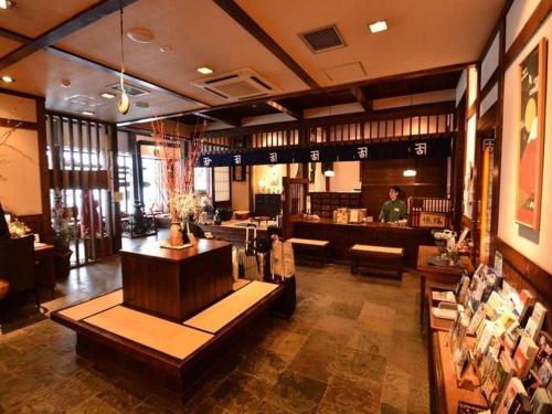 een lobby van een restaurant met een persoon op de achtergrond bij Otaru Furukawa Hotel in Otaru