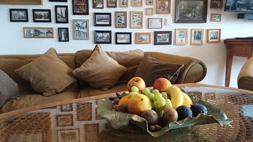 - une corbeille de fruits sur une table sur un canapé dans l'établissement Sauna, Balkon und Rheinblick am Rheinsteig, à Urbar