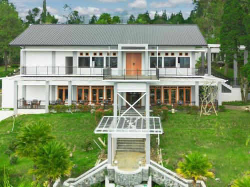 レンバンにあるLembang Asri Resortの大白い家屋の空中