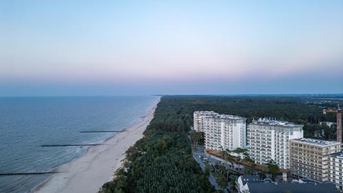 una vista aerea di una spiaggia con edifici e l'oceano di Porta Mare Active & Spa Resort a Dziwnówek