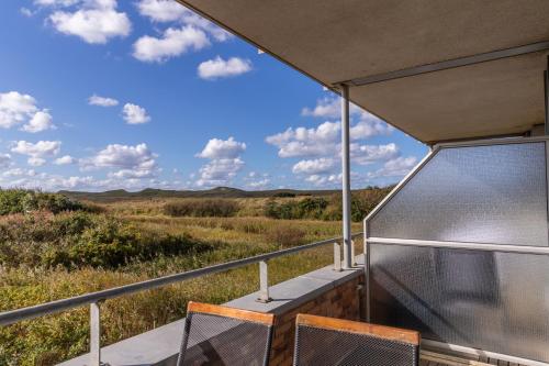 - une vue sur les plaines depuis le balcon d'une tente safari dans l'établissement Duinerei appartement C102, à Callantsoog