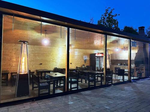 un restaurant avec des tables et des chaises dans un bâtiment dans l'établissement Casa SOL, à Turda