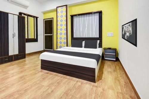 1 dormitorio con 1 cama grande en una habitación en Super Hotel O Porvorim Near Mall De Goa, en Panaji