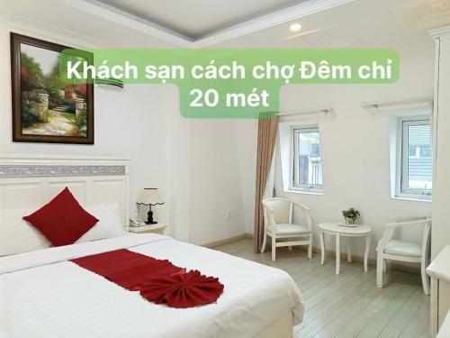 大叻Khách Sạn DaLatView - Cách Chợ Đà Lạt Chỉ 20mét的卧室配有白色的床和红色毯子