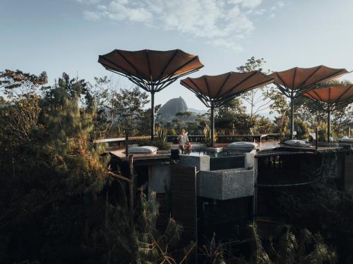 een groep parasols op een zwembad bij Bosko in Guatapé