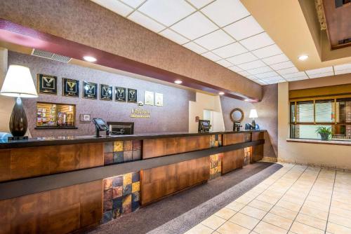 una hall di un hotel con reception di Clarion Inn Grand Junction Airport a Grand Junction