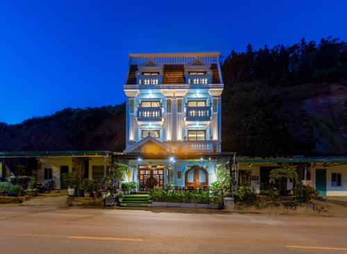 un grand bâtiment avec un ciel bleu en arrière-plan dans l'établissement Sapa TT Homestay, à Sa Pa